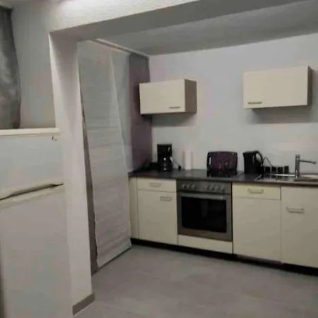 Hocken Strasse 11 *